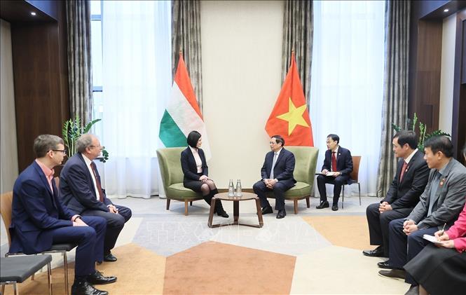 Prime Minister Pham Minh Chinh receives Chairperson of the Hungarian Socialist Party (MSZP) Ágnes Kunhalmi. VNA Photo: Dương Giang