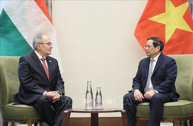 Prime Minister Pham Minh Chinh receives Chairman of the Hungarian Workers Party Gyula Thürmer. VNA Photo: Dương Giang