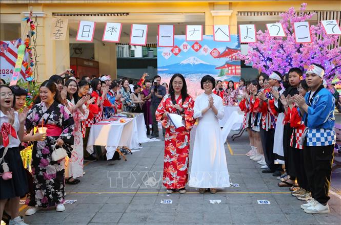 Học sinh Hà Nội vui cùng “Xuân yêu thương – Tết hội nhập”. Ảnh: Thanh Tùng - TTXVN 