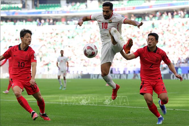 Tiền vệ Jordan Musa al-Tamari (giữa) nỗ lực kiểm soát bóng trước sự đeo bám của các tuyển thủ Hàn Quốc. Ảnh: AFP/TTXVN