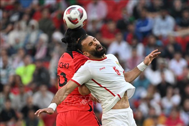 Pha tranh bóng giữa hậu vệ Jordan Yazan al-Arab (số 5) và tiền đạo Cho Gue-sung của Hàn Quốc. Ảnh: AFP/TTXVN