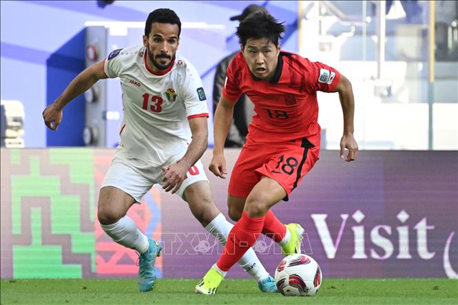 Pha tranh bóng giữa tiền vệ Jordan Mahmoud al-Mardi (số 13) và đối thủ Hàn Quốc Lee Kang-in (số 18). Ảnh: AFP/TTXVN