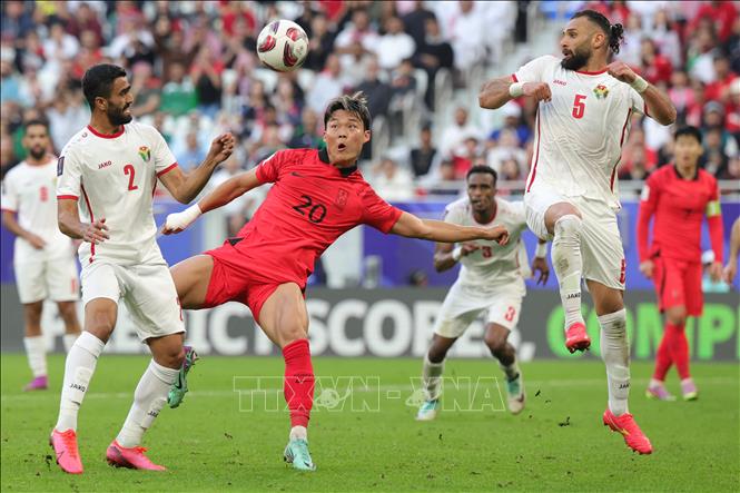 Hậu vệ Jordan Mohammad Abu Hasheesh (số 2) tranh bóng với tiền đạo Oh Hyeon-gyu (số 20) của Hàn Quốc. Ảnh: AFP/TTXVN