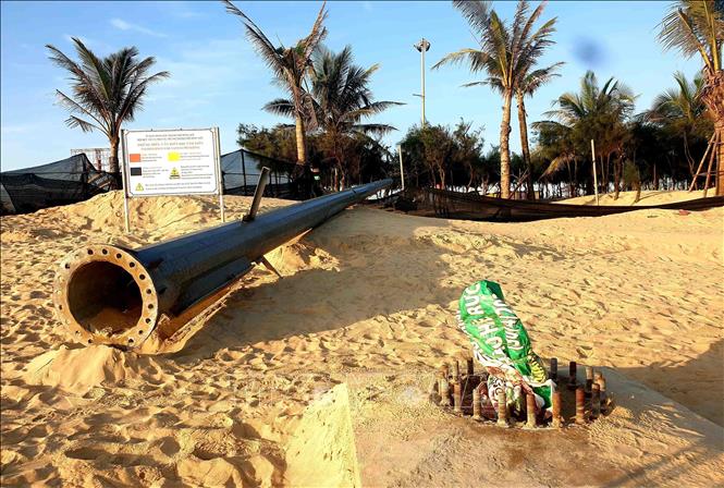 Ban Quản lý Dịch vụ công ích thành phố Đồng Hới đã phải tháo dỡ cột điện tại bãi biển Bảo Ninh để đảm bảo an toàn trựóc thực trạng xâm thực gây xói lở. Ảnh: Tá Chuyên - TTXVN