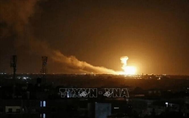 Khói lửa bốc lên sau vụ tấn công nhằm vào căn cứ không quân Ain al-Asad tại tỉnh Anbar, Iraq. Ảnh: IRNA/TTXVN