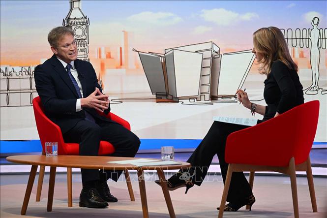 Bộ trưởng Quốc phòng Anh Grant Shapps (trái) phát biểu trên kênh truyền hình BBC tại London ngày 20/1/2024. Ảnh: AFP/TTXVN