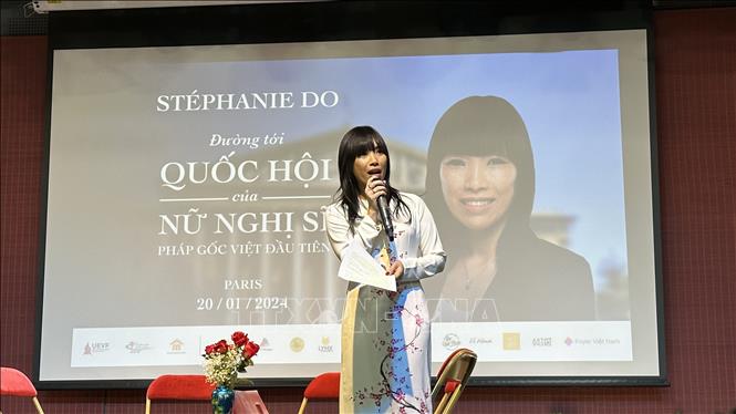 Chị Stéphanie Đỗ chia sẻ câu chuyện thành công của mình với cộng đồng người Việt tại Pháp. Ảnh: Thu Hà - P/v TTXVN tại Pháp