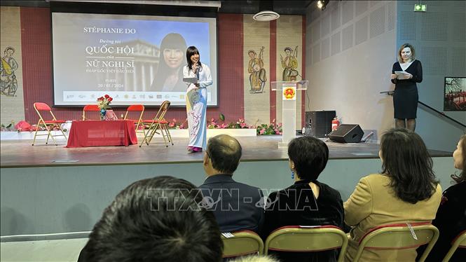 Chị Stéphanie Đỗ chia sẻ câu chuyện thành công của mình với cộng đồng người Việt tại Pháp. Ảnh: Thu Hà - P/v TTXVN tại Pháp
