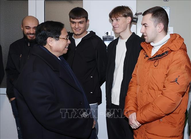 Prime Minister Pham Minh Chinh visits the dormitory for international students at the Technical University of Civil Engineering of Bucharest. VNA Photo: Dương Giang