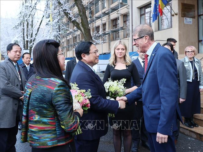 Leaders of the Technical University of Civil Engineering of Bucharest welcome Prime Minister Pham Minh Chinh and his spouse. VNA Photo: Dương Giang
