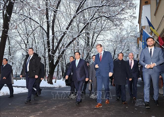 Prime Minister Pham Minh Chinh visits the Technical University of Civil Engineering of Bucharest. VNA Photo: Dương Giang