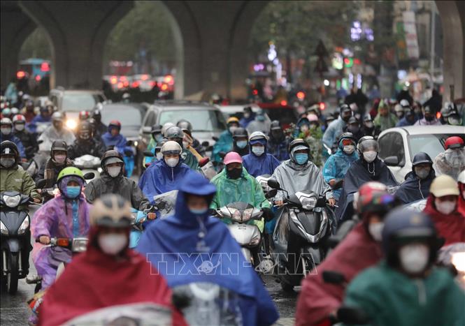 Người dân di chuyển chật vật trên đường đi làm, nhiều tuyến phố ùn tắc cục bộ. Ảnh: TTXVN