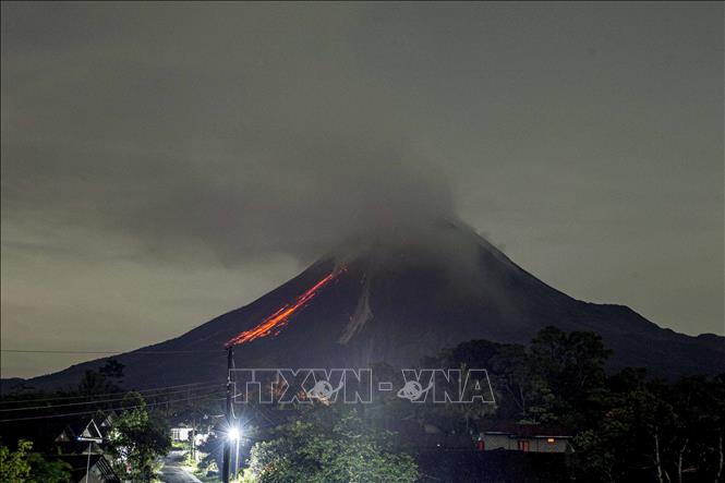 Tro bụi và dung nham phun trào từ núi lửa Merapi, nhìn từ làng Tunggul Arum ở Sleman, Yogyakarta, Indonesia, ngày 4/1/2024. Ảnh: THX/TTXVN