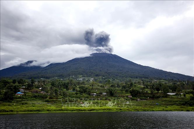 Tro bụi phun lên từ núi lửa Marapi, nhìn từ huyện Tanah Datar ở Tây Sumatra, Indonesia, ngày 7/1/2024. Ảnh: THX/TTXVN