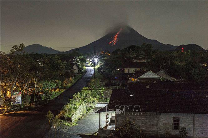 Tro bụi và dung nham phun trào từ miệng núi lửa Merapi, nhìn từ Sleman thuộc Yogyakarta, Indonesia, ngày 4/1/2024. Ảnh: THX/TTXVN