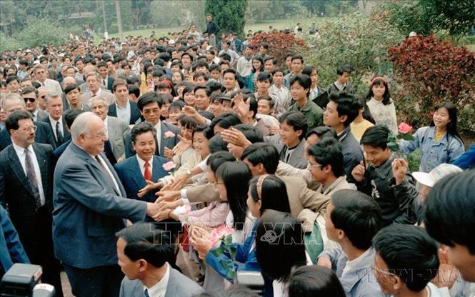 Thủ tướng Đức Helmut Kohl gặp gỡ sinh viên trường Đại học Bách Khoa Hà Nội trong chuyến thăm chính thức đầu tiên của Thủ tướng Đức tới Việt Nam, tháng 11/1995. Ảnh: Minh Đạo - TTXVN