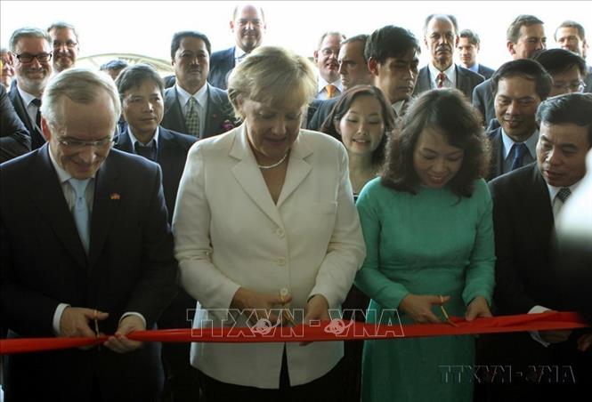 Ngày 11/10/2011, Thủ tướng Đức Angela Merkel đến thăm và cắt băng khánh thành nhà máy sản xuất thiết bị y tế B.Braun, doanh nghiệp 100% vốn đầu tư của Đức, tại Cụm công nghiệp Thanh Oai (Hà Nội). Ảnh: Nguyễn Dân - TTXVN