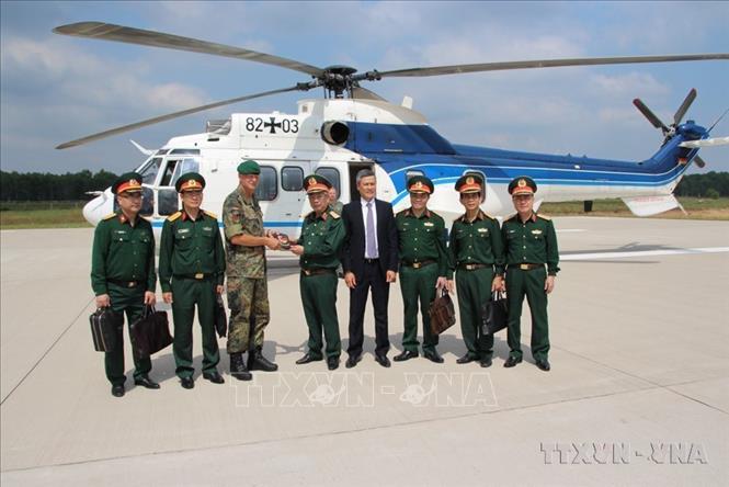 Thượng tướng Nguyễn Chí Vịnh, Thứ trưởng Bộ Quốc phòng thăm, làm việc tại Trung tâm Huấn luyện tác chiến Lục quân thuộc Bộ Quốc phòng Đức (2019). Ảnh: Phạm Thắng - TTXVN 

