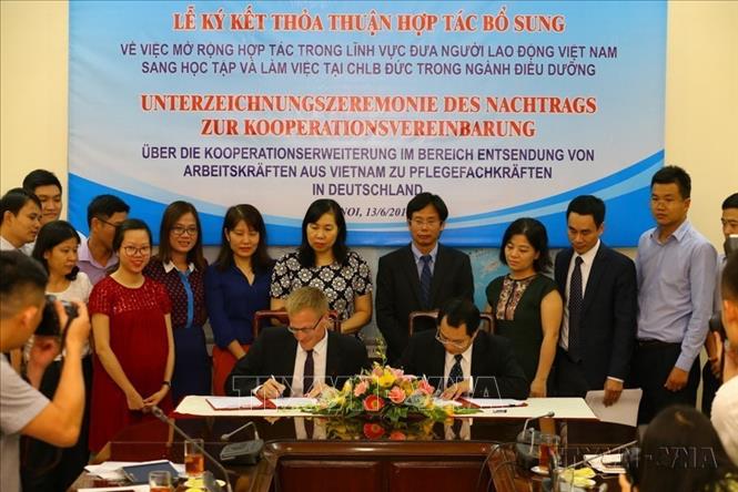 Ông Hà Xuân Tùng, Giám đốc Trung tâm Lao động ngoài nước và ông Renne Hecman, Giám đốc điều hành Công ty TNHH Vivantes (Đức) ký thỏa thuận hợp tác bổ sung về việc mở rộng hợp tác trong lĩnh vực đưa người lao động Việt Nam sang học tập và làm việc tại CHLB Đức trong ngành điều dưỡng (2017). Ảnh: Anh Tuấn – TTXVN