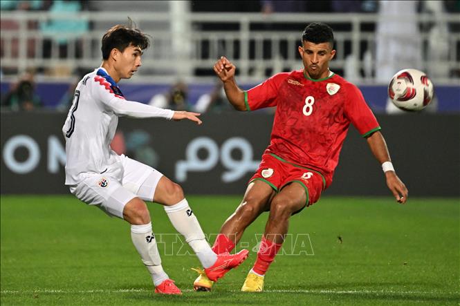 Pha tranh bóng giữa tiền vệ Thái Lan Jaroensak Wonggorn (trái) và tiền vệ Oman Zahir al-Aghbari. Ảnh: AFP/TTXVN