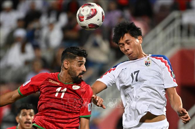 Pha tranh bóng bổng giữa hậu vệ Thái Lan Pansa Hemviboon (phải) và tiền đạo Oman Muhsen al-Ghassani. Ảnh: AFP/TTXVN