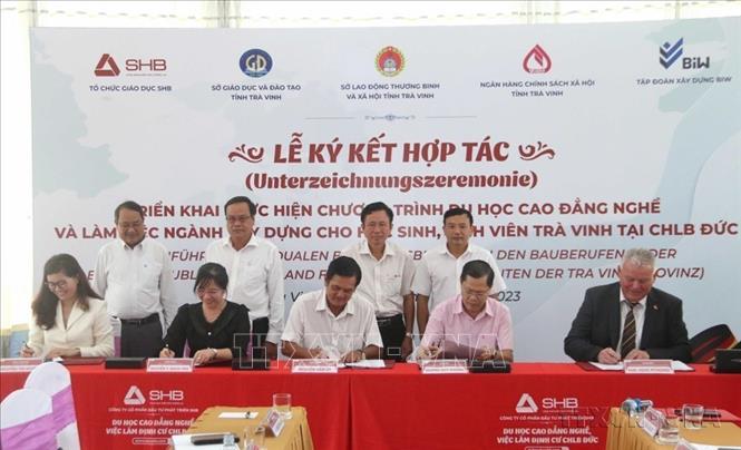 Lễ ký kết hợp tác tư vấn, hướng nghiệp cho học sinh có nhu cầu du học hệ cao đẳng nghề chuyên ngành xây dựng tại Đức với tỉnh Trà Vinh. Ảnh: Thanh Hòa - TTXVN