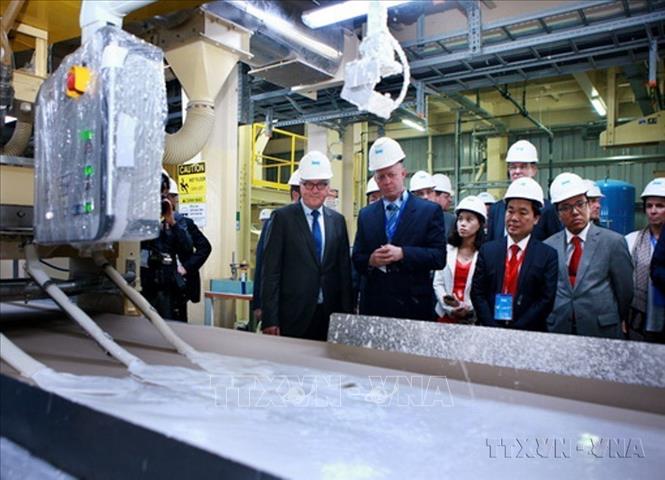 Bộ trưởng Ngoại giao Đức Frank-Walter Steinmeier dự Lễ khánh thành Nhà máy tấm thạch cao của Công ty TNHH Knauf Việt Nam (thuộc Tập đoàn Knauf của Đức) tại KCN Đình Vũ (Hải Phòng) (2016). Ảnh: Lâm Khánh – TTXVN