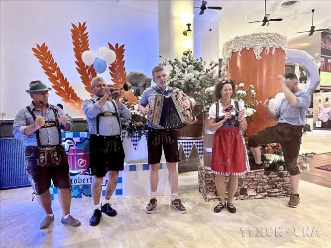Lễ hội Văn hóa Đức “GBA Oktoberfest 2023” diễn ra tại thành phố Đà Nẵng do Hiệp hội các Doanh nghiệp Đức tại Việt Nam (GBA), Khu nghỉ dưỡng Furama Resort Đà Nẵng phối hợp với Phòng Công nghiệp và Thương mại Đức tại Việt Nam (AHK Vietnam) tổ chức (2023). Ảnh: Trần Lê Lâm - TTXVN