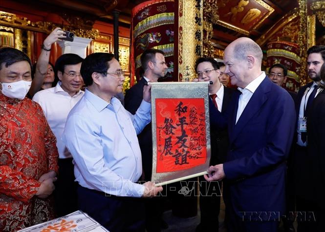 Thủ tướng Phạm Minh Chính tặng Thủ tướng Đức Olaf Scholz bức thư pháp với nội dung 
