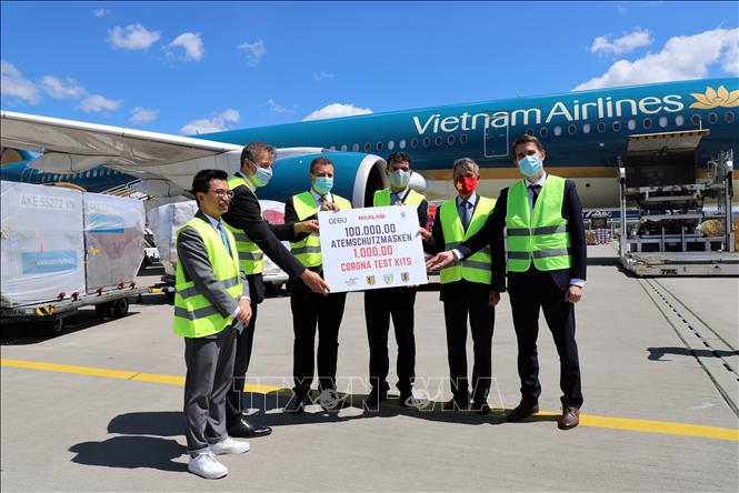 Tập đoàn Hoa Lâm Việt Nam và công ty GEDU International trao tặng Trung tâm Xúc tiến đầu tư vùng của thành phố Leipzig thuộc bang Sachsen (CHLB Đức) 100.000 chiếc khẩu trang y tế, 10.000 đôi găng tay và các bộ kit xét nghiệm để phục vụ phòng, chống dịch COVID-19. Ảnh: Anh Đức - TTXVN 