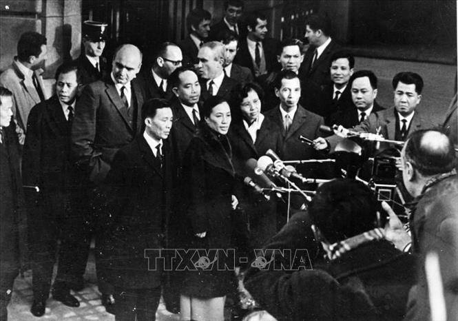 Bà Nguyễn Thị Bình, Trưởng đoàn Chính phủ Cách mạng lâm thời miền Nam Việt Nam trả lời phỏng vấn của các nhà báo sau khi dự phiên họp đầu tiên bàn về thủ tục của Hội nghị 4 đoàn tại Paris (Pháp), ngày 18/1/1969. Ảnh: TTXVN