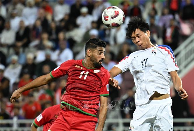 Pha tranh bóng bổng giữa cầu thủ Pansa Hemviboon (phải) tuyển Thái Lan và Muhsen Saleh Al Ghassani tuyển Oman. Ảnh: THX/TTXVN