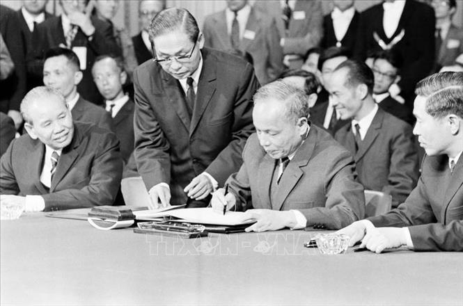 Phó Thủ tướng, Bộ trưởng Ngoại giao Chính phủ Việt Nam Dân chủ Cộng hòa Nguyễn Duy Trinh ký Hiệp định Paris về chấm dứt chiến tranh, lập lại hòa bình ở Việt Nam, ngày 27/1/1973, tại Trung tâm Hội nghị quốc tế ở thủ đô Paris (Pháp). Ảnh: Văn Lượng - TTXVN