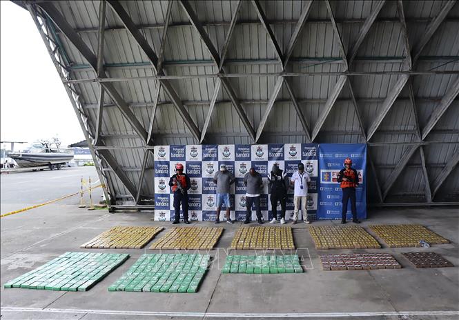 795 kg cocaine bị Hải quân Colombia thu giữ sau chặn một tàu nửa chìm chở ma túy gần cảng Buenaventura ngày 21/1/2024. Ảnh: AFP/TTXVN