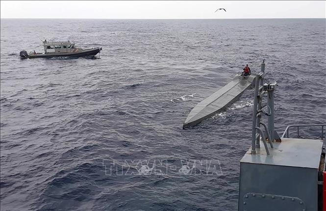 Tàu nửa chìm chở ma túy bị Hải quân Colombia chặn bắt gần cảng Buenaventura ngày 21/1/2024. Ảnh: AFP/TTXVN