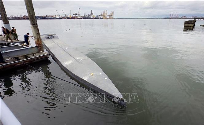 Tàu nửa chìm chở ma túy bị Hải quân Colombia chặn bắt gần cảng Buenaventura ngày 21/1/2024. Ảnh: AFP/TTXVN