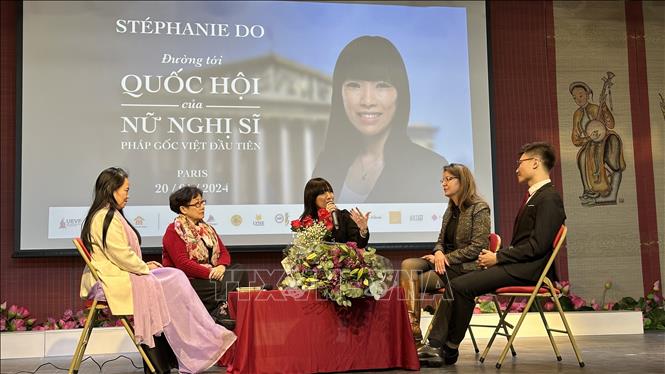 Stephanie Do, the first Asian-origin member of the French parliament for the 2017-2022 tenure, talks about her personal experience at the meeting. VNA Photo: Thu Hà