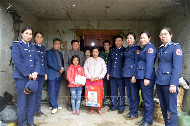 Đoàn công tác thăm, tặng quà gia đình em Vừ Thị Và ở thôn Bản Chuối, xã Xín Cái. Ảnh: Hoàng Ngọc -TTXVN