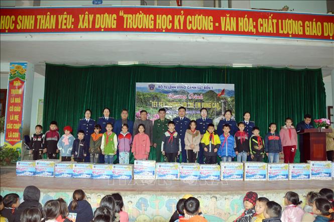 BTL Vùng Cảnh sát biển 1 tặng quà Tết cho các em học sinh. Ảnh: Hoàng Ngọc -TTXVN