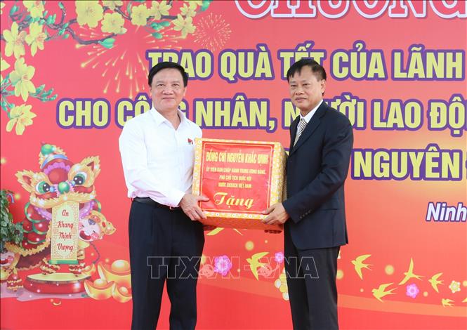 Phó Chủ tịch Quốc hội Nguyễn Khắc Định tặng quà Tết cho đại diện Công ty TNHH Đầu tư Vietsun Ninh Thuận (Khu công nghiệp Thành Hải, thành phố Phan Rang – Tháp Chàm). Ảnh: Nguyễn Thành – TTXVN