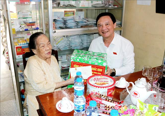 Phó Chủ tịch Quốc hội Nguyễn Khắc Định thăm, tặng quà Tết cho Anh hùng Lao động Hồ Thị Lượm (94 tuổi, sinh sống tại phường Phước Mỹ, thành phố Phan Rang – Tháp Chàm). Ảnh: Nguyễn Thành – TTXVN