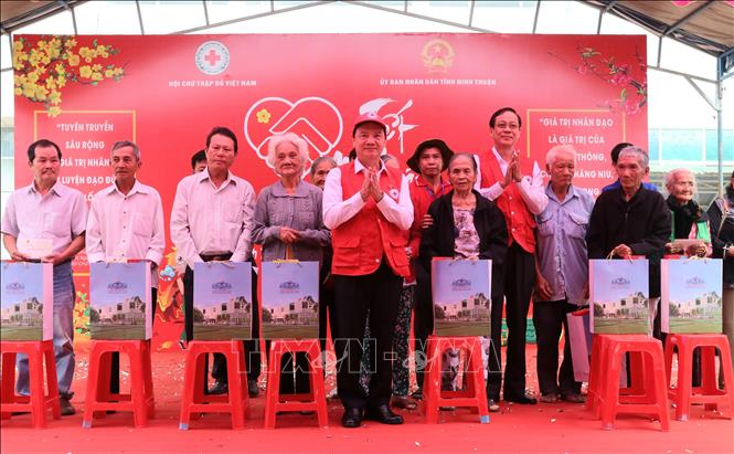 Phó Chủ tịch Quốc hội Nguyễn Khắc Định cùng lãnh đạo tỉnh Ninh Thuận trao tặng quà Tết cho các gia đình liệt sĩ và Mẹ Việt Nam anh hùng trong Chương trình “Hội chợ Tết Nhân ái 2024” tổ chức tại thành phố Phan Rang – Tháp Chàm. Ảnh: Nguyễn Thành – TTXVN