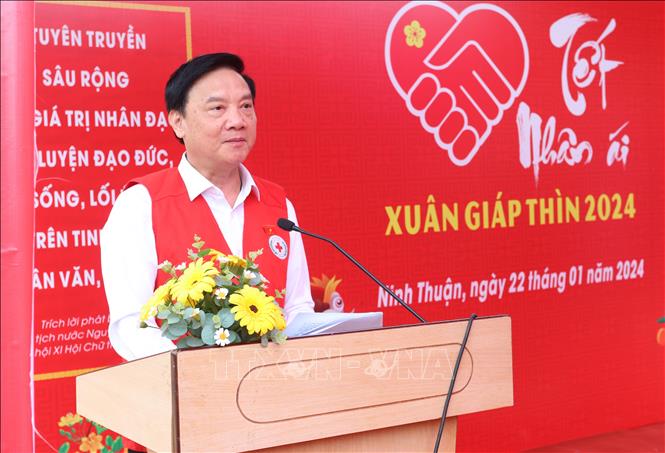 Phó Chủ tịch Quốc hội Nguyễn Khắc Định phát biểu chúc Tết tại “Hội chợ Tết Nhân ái 2024” tổ chức ở thành phố Phan Rang – Tháp Chàm, Ninh Thuận. Ảnh: Nguyễn Thành – TTXVN