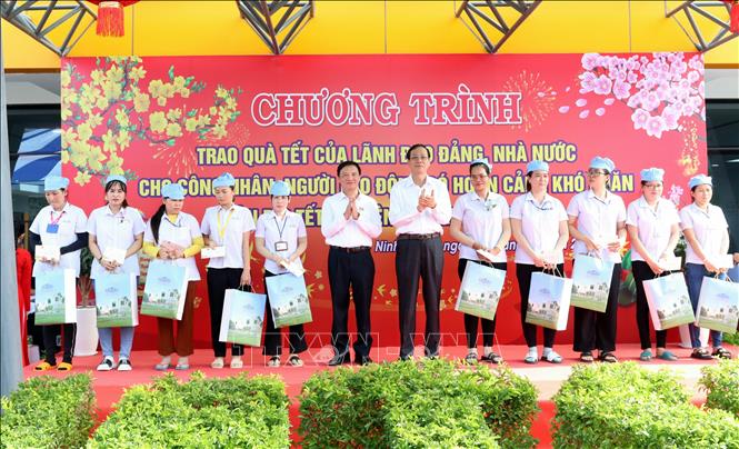 Phó Chủ tịch Quốc hội Nguyễn Khắc Định cùng lãnh đạo tỉnh Ninh Thuận tặng quà Tết cho công nhân, người lao động có hoàn cảnh khó khăn tại Khu công nghiệp Thành Hải, thành phố Phan Rang – Tháp Chàm. Ảnh: Nguyễn Thành – TTXVN