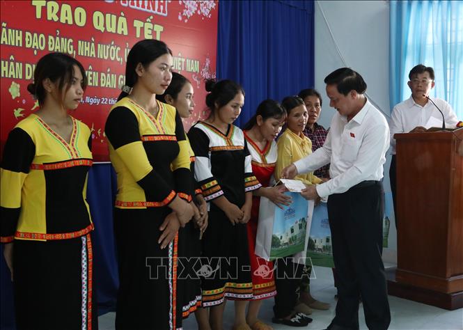 Phó Chủ tịch Quốc hội Nguyễn Khắc Định trao quà Tết cho các gia đình chính sách, hộ nghèo ở xã Vĩnh Hải (huyện Ninh Hải, Ninh Thuận). Ảnh: Nguyễn Thành – TTXVN