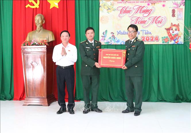 Phó Chủ tịch Quốc hội Nguyễn Khắc Định thăm, tặng quà Tết cho cán bộ, chiến sĩ  Đồn Biên phòng Vĩnh Hải ở xã Vĩnh Hải (huyện Ninh Hải, Ninh Thuận). Ảnh: Nguyễn Thành – TTXVN