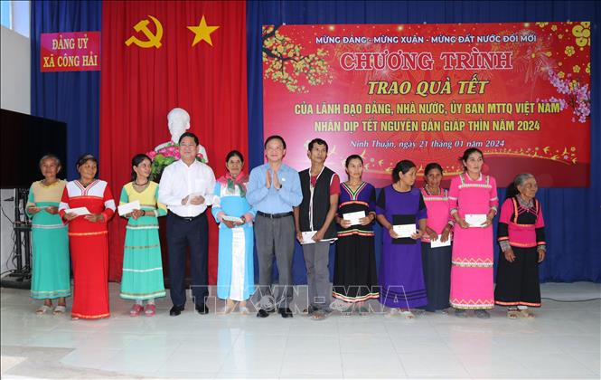 Phó Chủ tịch Quốc hội Nguyễn Khắc Định cùng lãnh đạo tỉnh Ninh Thuận trao tặng quà Tết cho các gia đình chính sách, hộ đồng bào dân tộc thiểu số, người có hoàn cảnh khó khăn ở xã Công Hải, huyện Thuận Bắc. Ảnh: Nguyễn Thành – TTXVN