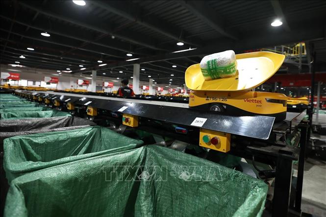 Hệ thống Robot AGV là robot tự hành chia chọn tự động 100% các loại hàng hóa nhẹ, mỏng, hàng có hình dáng đặc thù, tròn lăn, thích hợp với hàng hóa trên sàn thương mại điện tử. Đây là công nghệ robot hiện đại được nhiều đơn vị logistic lớn trên thế giới sử dụng. Ảnh: Minh Quyết – TTXVN