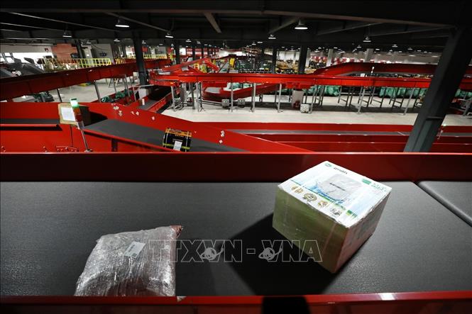 Tổ hợp công nghệ chia chọn thông minh Viettel Post có mức tự động hóa cao nhất Việt Nam, sử dụng robot tự hành chia chọn hàng hoá (robot AGV), hệ thống chia hàng lớn (Wheel Sorter Matrix) và hệ thống chia chọn dạng băng tải (Cross-belt Sorter). Ảnh: Minh Quyết – TTXVN