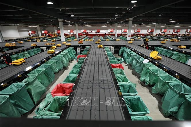 Hệ thống Robot AGV là robot tự hành chia chọn tự động 100% các loại hàng hóa nhẹ, mỏng, hàng có hình dáng đặc thù, tròn lăn, thích hợp với hàng hóa trên sàn thương mại điện tử. Đây là công nghệ robot hiện đại được nhiều đơn vị logistic lớn trên thế giới sử dụng. Ảnh: Minh Quyết – TTXVN